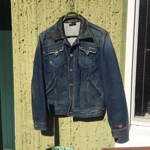  - Grymt snygg Jeansjacka Diesel (L men passar en M).  I perfekt skick, bara använd 2-3 ggr då den är för stor för mig.  Massa snygga detaljer som sömnen som växlar i färg och några snygg slitningar