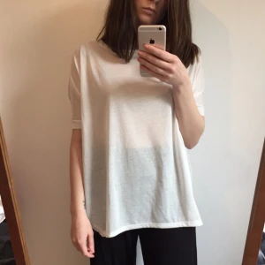  - Oanvänd oversized tisha. 