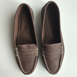  - Smal passform, knappt använda