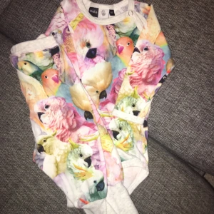  - Molo byxa & body 
Print - kakadua
Stl 62 
Skick- använt 2 gånger så absolut i toppskick. 
Finaste printet inom Molo 
