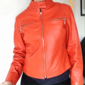  - Superfin orange skinnjacka (äkta läder)  från 90-talet, perfekt längd. Märke S2000, storleksmärkt 40 men snarare 38 om en inte vill att den ska sitta supertajt. Jag har 36 och säljer den för att den inte sitter så tight som jag vill.