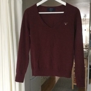  - Jättefin burgundy/vinröd lammullströja från Gant. Knappt använd och således i toppskick! Stl S, passar även XS.

Hämtas i Gbg eller skickas mot frakt.