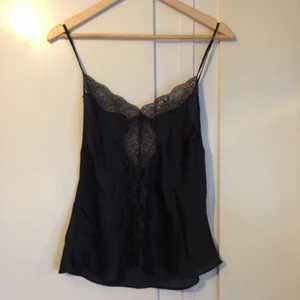  - Ursnygga och exklusivt nattlinne från Lindex! Prislapp kvar, inte ens provad.  Linnet är i satin. Justerbara axelband.