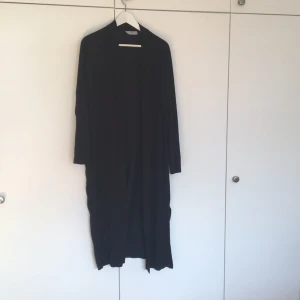  - Lång tröja med glansigt material på ryggen och armarna/axlarna, från zara i storlek medium. Välanvänd och ett favoritplagg som passar till allt👌🏻