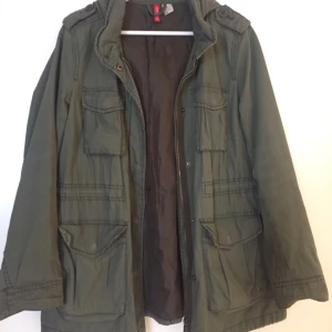  - Fin sparsamt vårjacka från HM divided med möjlighet att dra åt i midjan. Luvan sitter fast, men går att "gömma" med hjälp av en dragkedja. Kan mötas upp i Göteborg. 