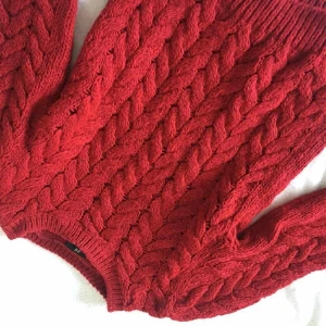  - röd stickad tröja 