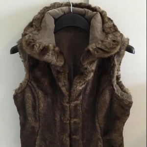  - Det är inte äkta päls 
Man kan vända den ut och in om man nu vill visa pälsen 