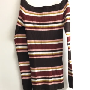  - Randig shoulderless ribbad tröja från ginatricot