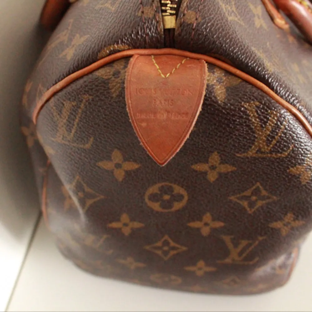 Äkta Louis Vuitton väska i modellen Speedy 30
Väskan är i väldigt bra skick men är köpt i andra hand, därav inget kvitto.. Hör gärna av dig för mer info eller fler bilder!! . Väskor.