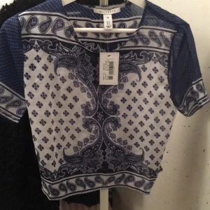  - Helt ny topp från Nelly i storlek 36, dock skulle den nog passa en 34/xs bättre. Vid frakt kommer frakten ligga på mellan 14-26kr beroende på vikt och mått. 