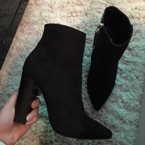  - Snygga klackskor från Nelly, köptes för 599kr.
Jätte fint skick, använt dem 1 gång! Klacken är 10cm ungefär. 