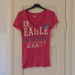V-ringad rosa T-shirt från American Eagle Outfitters! Har varit en favorit länge men passar tyvärr inte mig längre!! 