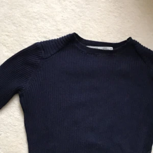  - Snygg mörkblå tröja från Zara. Ser mindre ut än när den sitter på. Man får snygg figur!⭐️👌🏻