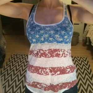  - Härligt linne från Fishbone. Amerikanska flaggan både fram och bak. Något genomskinligt, väääldigt skönt material! Passar perfekt till jeans! Köparen betalar frakt!