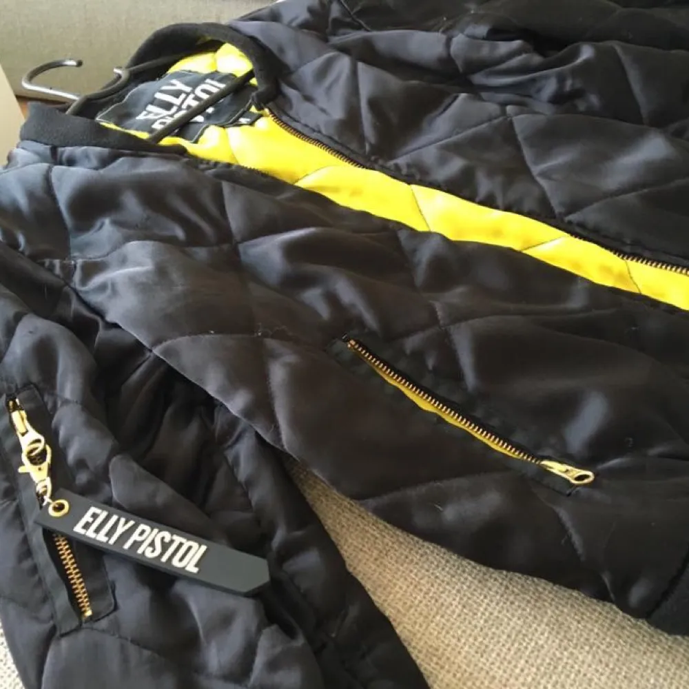 Black and yellow bomberjacket from Elly Pistol, nice material and fit, 1000kr original price, barley used. . Jackor.