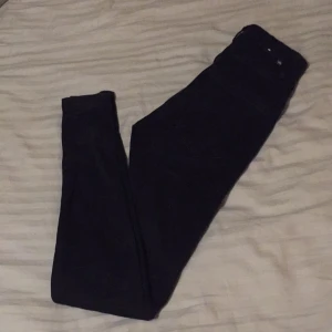  - Svarta jeans med hög midja och skinny legs från lager157. Modellen snake. Använda en gång. Nypris 150kr. 

Jag kan frakta eller mötas upp. Vid frakt står köparen för porto. 
Pris kan diskuteras vid snabb affär.

