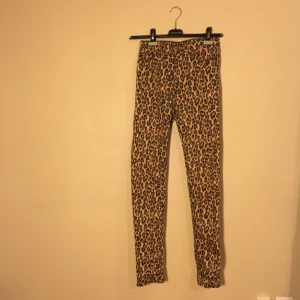  - Kaxiga leopardjeans från Cheap Monday!
Superbra skick!