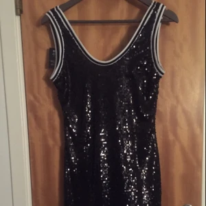  - Paljett klänning, köpt på nelly. Märke estradeur, aldrig använd och lapparna kvar 