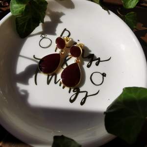 Ett par vinröda örhängen med guldiga kanter 🥀 Extra fraktkostnad tillkommer på 11 KR om de ska fraktas 📩