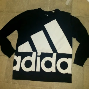 Adidas sweatshirt - Fin begagnad Adidas sweatshirt. Köpt från stadium eller intersport förra året. Inte så speciellt mkt använd och ärni fint skick som bilderna visar. Storlek Xl