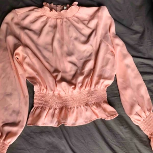  - Aldrig använd  Passform 38  Jättefina detaljer  