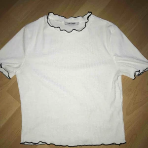  - En gammal trendig sommartröja från Zara storlek. I bra skick förutom lite små nopprig. Säljer pågrund av att den är för liten
