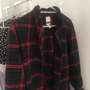  - Mysig skjorta från H&M, endast använd en gång Frakt tillkommer💚