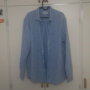 Blå och röd skjorta - Casual skjorta från Weekday. Ser bra ut både oversized och true to size. I bra skick och frakten ingår i priset. Fråga gärna om du undrar något. 