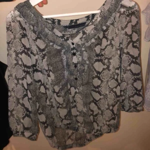  - Säljer denna så fina blus med ormmönster🥰 
