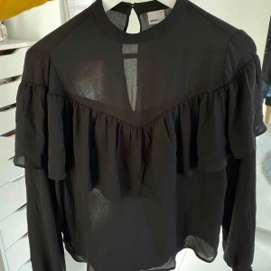  - Näst intill oanvänd blus från Gina tricot med volang upptill