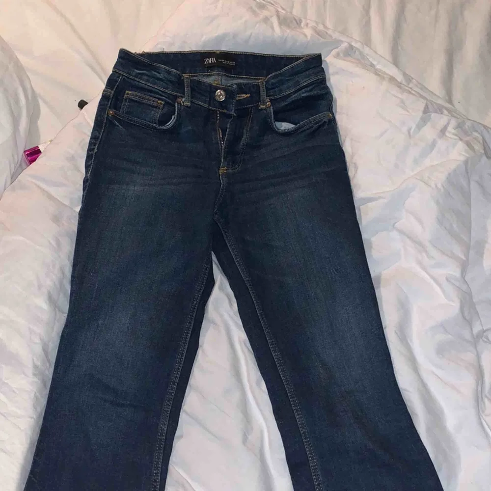 Snygga bekväma jeans från zara. Dom har en snygg blå färg och är lite utsvängda vid benen och har även coola slitningar. Kan mötas upp i Stockholm eller posta frakt kostar 75 kr.. Jeans & Byxor.