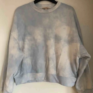  - Ljusblå och vit oversized sweatshirt från H&M trend. Storlek  S. Frakt tillkommer. 