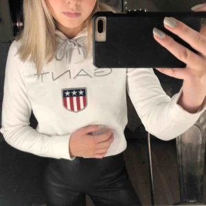 - En väldigt fin vit hoodie ifrån Gant! Är även i väldigt fint skick men säljer då den inte kommer till användning och är lite för liten!
