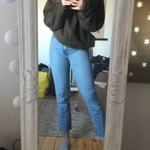  - Säljer dessa super snygga momjeans aktiga jeans från Monki. De kommer tyvärr aldrig till användning. De sitter som en smäck och är avklippta nertill. Jag är 164cm på bilderna. Frakten ligger på 63kr