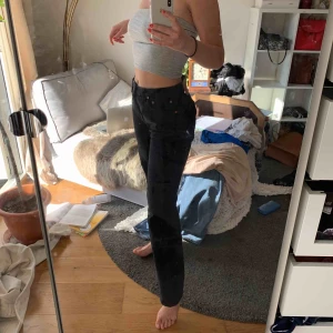 Levis jeans - Snygga svart Levis jeans köpte secondhand men sjukt bra skick!💖