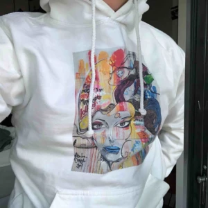  - Väldigt fräsch och bekväm hoodie från the cool elephant! Skitsnygg men säljer på grund av att den inte riktigt är min stil längre. Fraktar eller möts upp!!  Har några väldigt osynliga fläckar, kan skicka bättre bilder på de! 