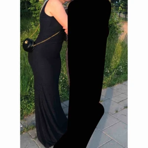 Balklänning  - Balklänning i mermaid modell. Använd en gång. Skriv för fler bilder. Kan mötas upp i Malmö eller Eslöv annars står köparen för frakt. Värde 2200 kr