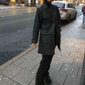  - Skitsnygg läderjacka i kalvskinn. Köpte den på rea men har inte används mycket. Jackan är i mörk mörk grön och sitter lite tajtare runt midjan. Buda! 