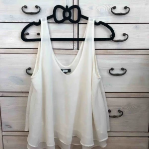  - Jättefint linne med dubbla lager, naturvit, i storlek M från BikBok. I nyskick! Priset är inkl frakt. 