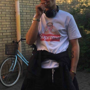  - Supreme t shirt lägg ett bud på den vill se vem som budar bäst den får den!❤️👍