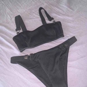  - Snygg svart bikini med fina detaljer! Säljer pga att överdelen var en aning för liten för mig annars supersnygg🦋 endast använd vid provning. Kyddslappen och prislappen sitter även kvar