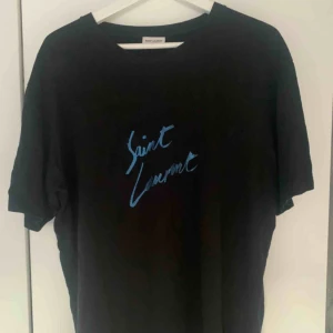  - T-shirt från Saint Laurent. Fint skick. Nypris 3200 kr. 