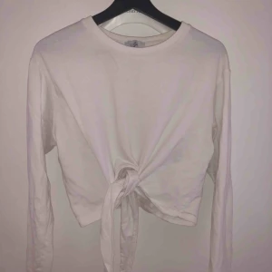  - Superfin, lite croppad topp från Zara! Använd ett fåtal gånger, som ny! 🌟