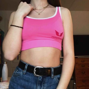  - Supersöt top/sportBH från PINK som aldrig e använd pga förliten storlek.  Frakt tillkommer 