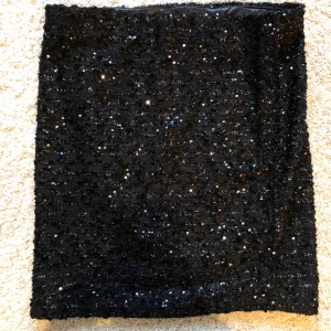  - Glittrig paljettkjol, aldrig använd! 