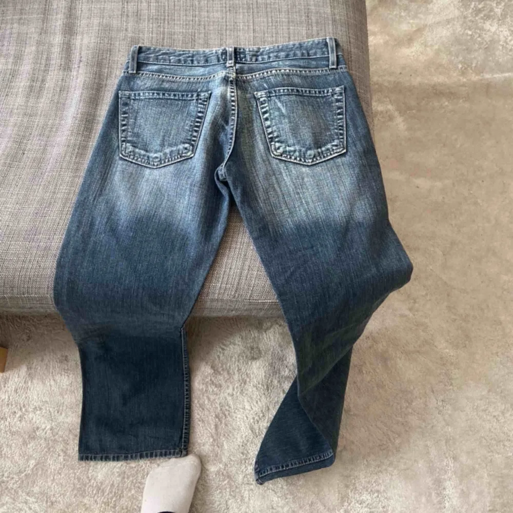 Sjukt snygga jeans från Armani, köpt på Plick och tyvärr  för små för mig:(( raka/lite vida i benen strl 28 . Jeans & Byxor.