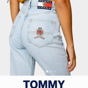 Säljer Lina fina Tommy Jeans-jeans pga too big booty... Ba använda typ 1 ggr o sen tvättade. Avklippta till en 30 i längd så sitter som på modellen på mig som är 175 cm. Passar 26-28 beroende på om man vill ha dom tighta eller som på bild 3. 
