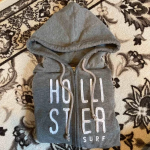  - Grå munkjacka från Hollister. Storlek XS Betalning sker via swish. Köparen står för frakten!