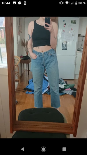 Levis 501 - Levis 501 med snygga slitningar. I storlek 30 men skulle säga att de sitter mer som en 28a. Avklippta på längden för att passa mig som är 165 cm. 