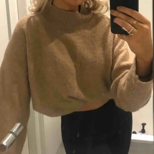  - En fin stickad ljusbrun tröja. Den är lite uppvikt på bilden men når i vanliga fall ner till höften 🦋